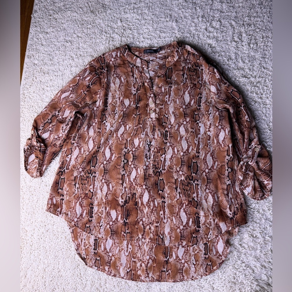 Women's XL Quarter Sleeve Snake Print Blouse